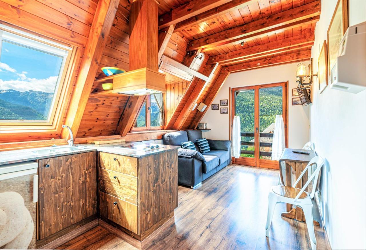 Apartamentos Aran Montcorbau Bagian luar foto