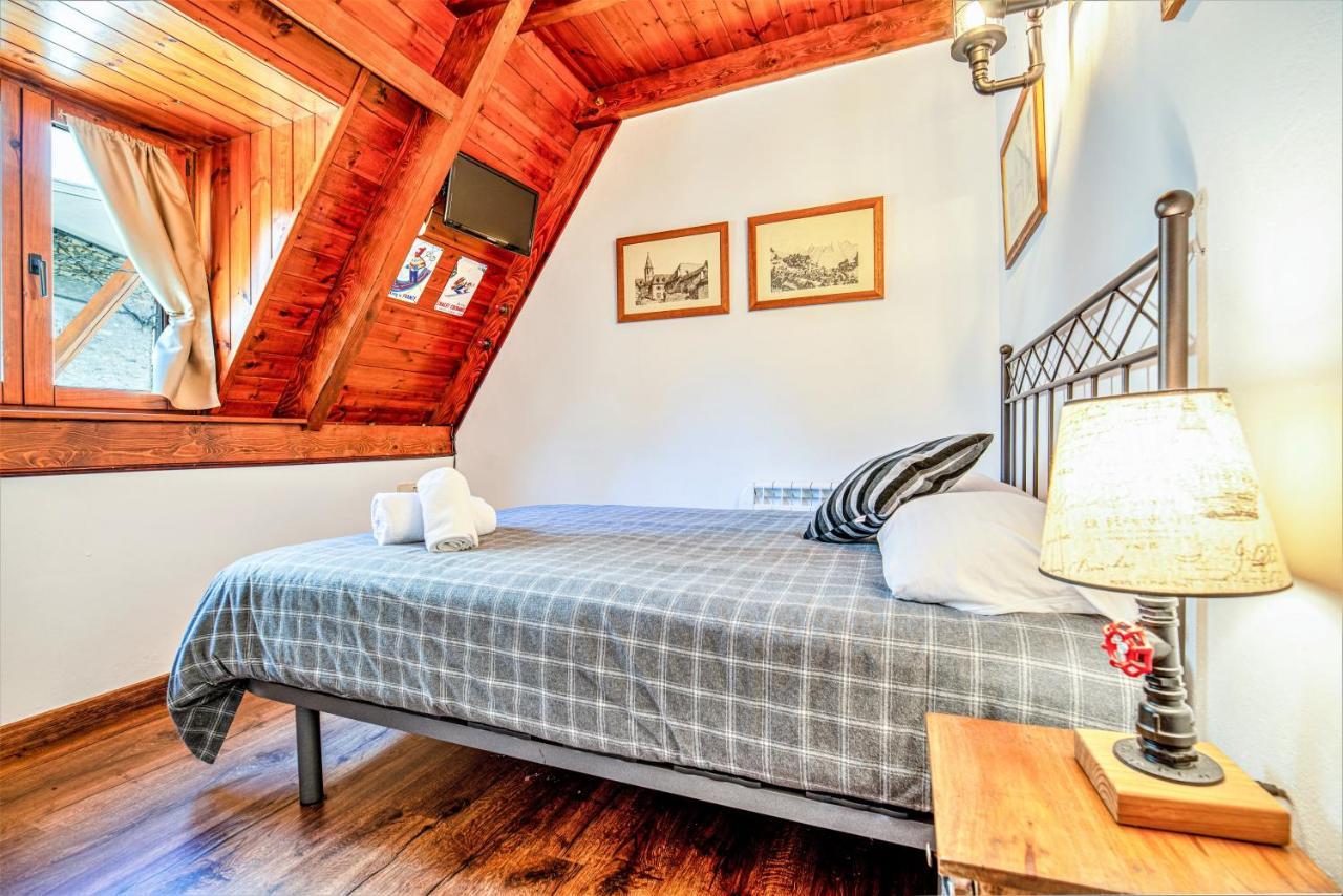 Apartamentos Aran Montcorbau Bagian luar foto