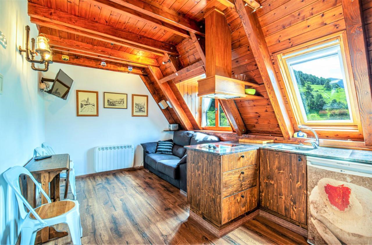 Apartamentos Aran Montcorbau Bagian luar foto