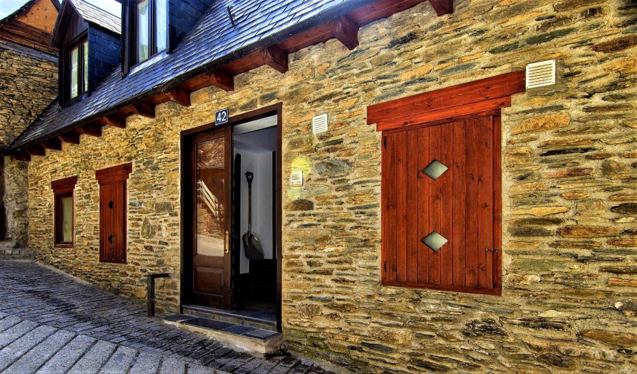 Apartamentos Aran Montcorbau Bagian luar foto
