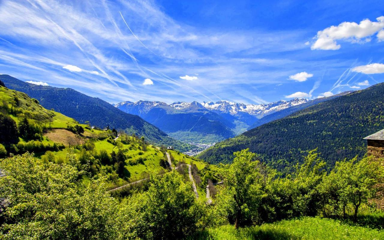 Apartamentos Aran Montcorbau Bagian luar foto
