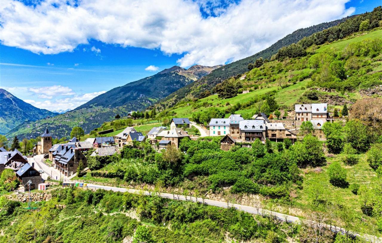 Apartamentos Aran Montcorbau Bagian luar foto