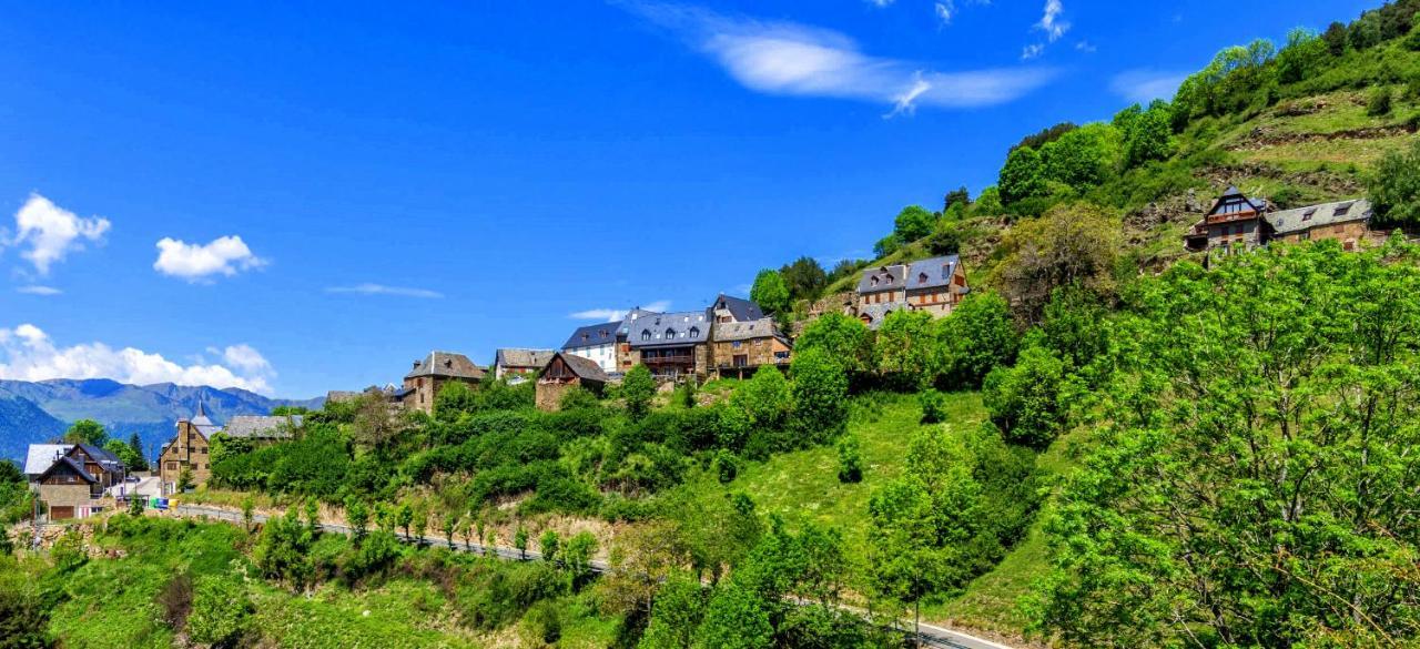 Apartamentos Aran Montcorbau Bagian luar foto