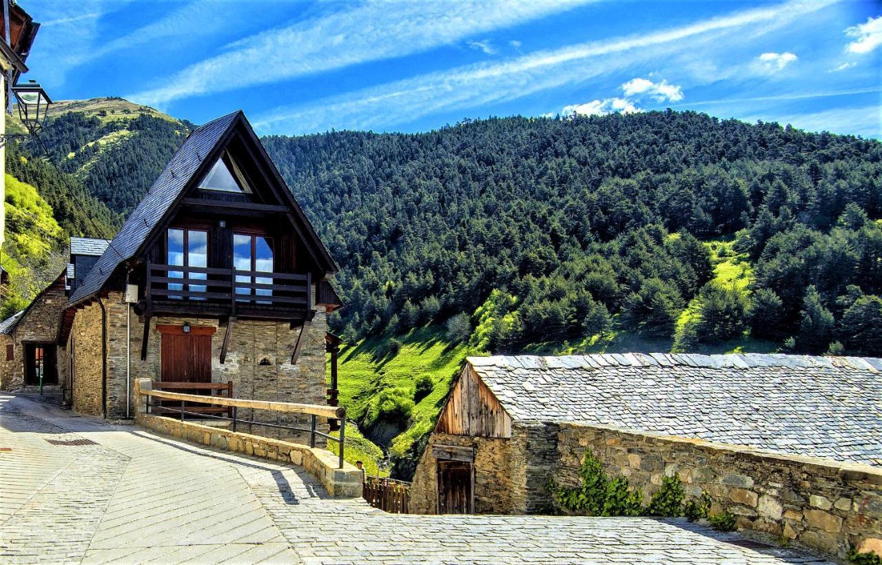 Apartamentos Aran Montcorbau Bagian luar foto