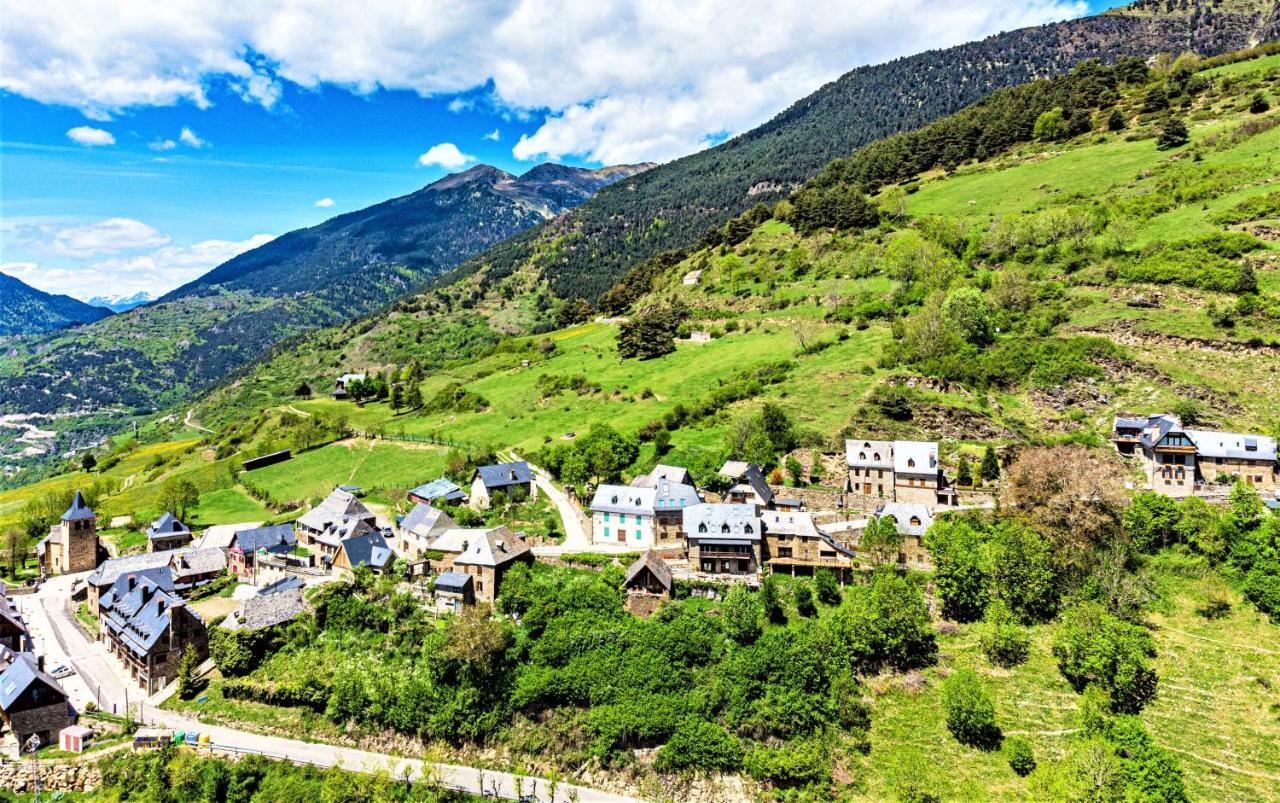 Apartamentos Aran Montcorbau Bagian luar foto