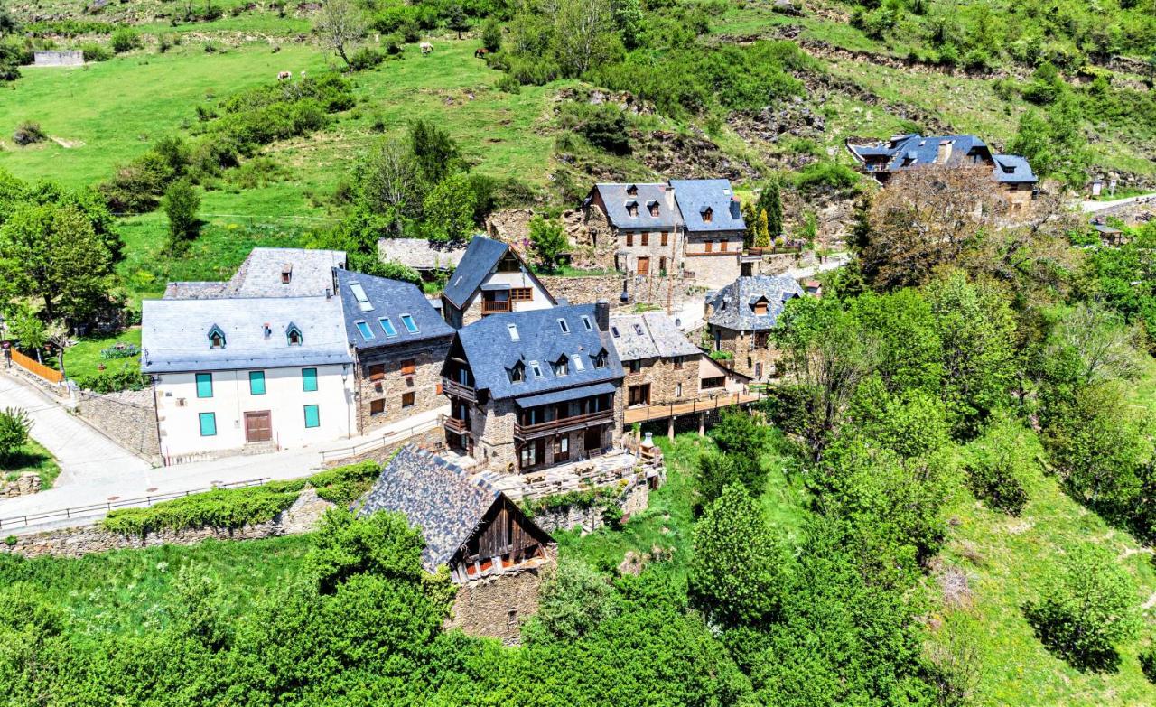 Apartamentos Aran Montcorbau Bagian luar foto