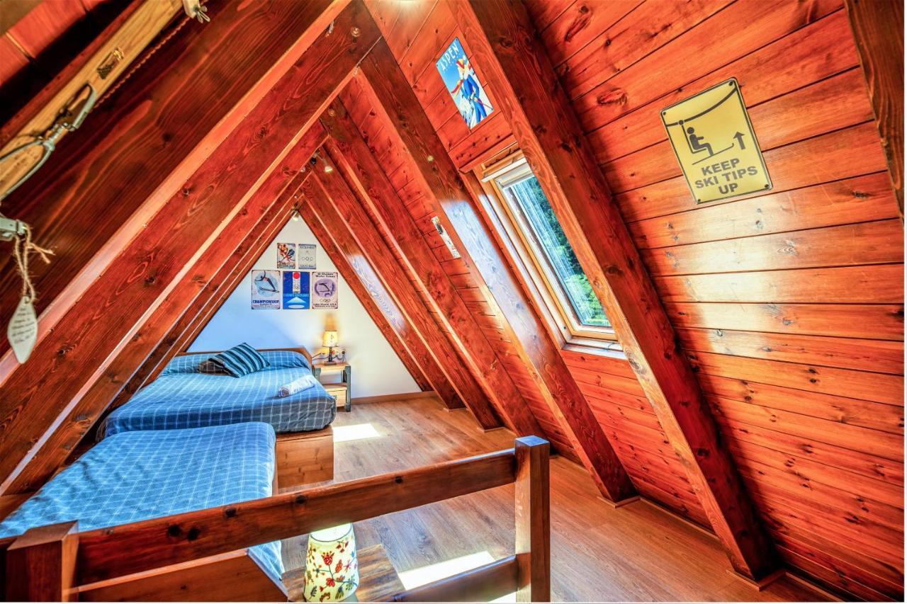 Apartamentos Aran Montcorbau Bagian luar foto