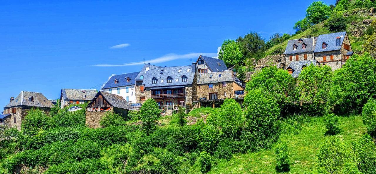 Apartamentos Aran Montcorbau Bagian luar foto