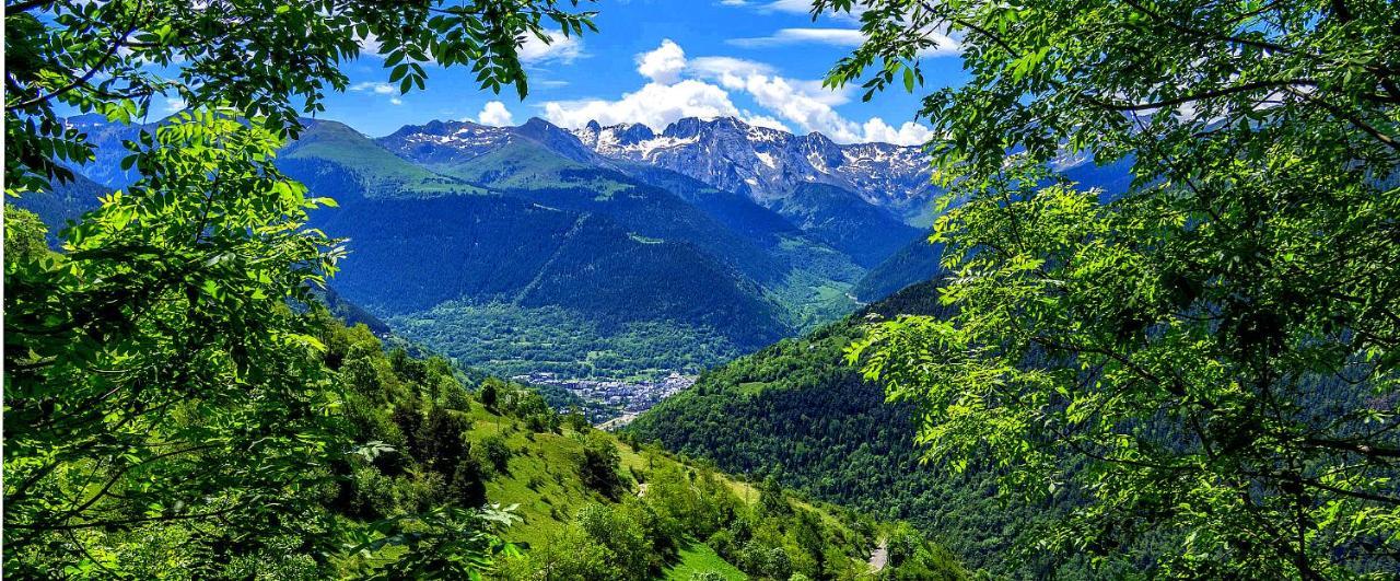 Apartamentos Aran Montcorbau Bagian luar foto