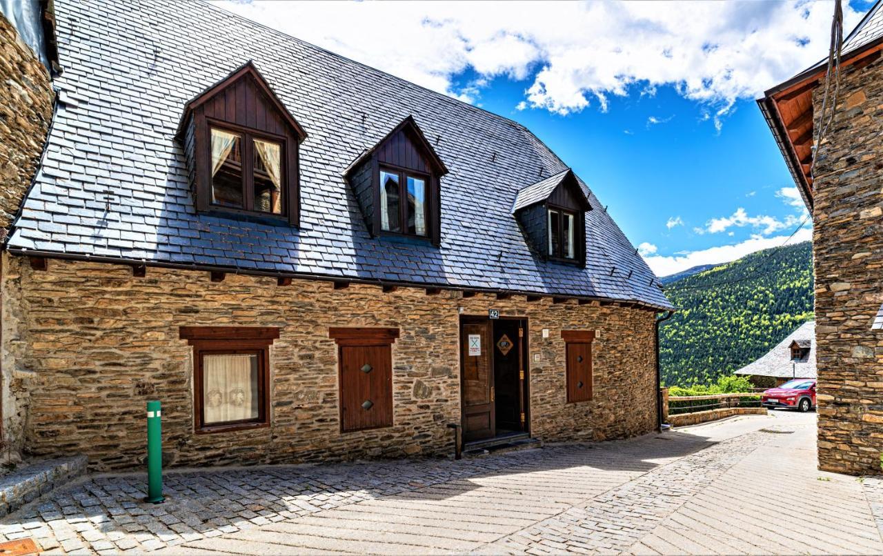 Apartamentos Aran Montcorbau Bagian luar foto