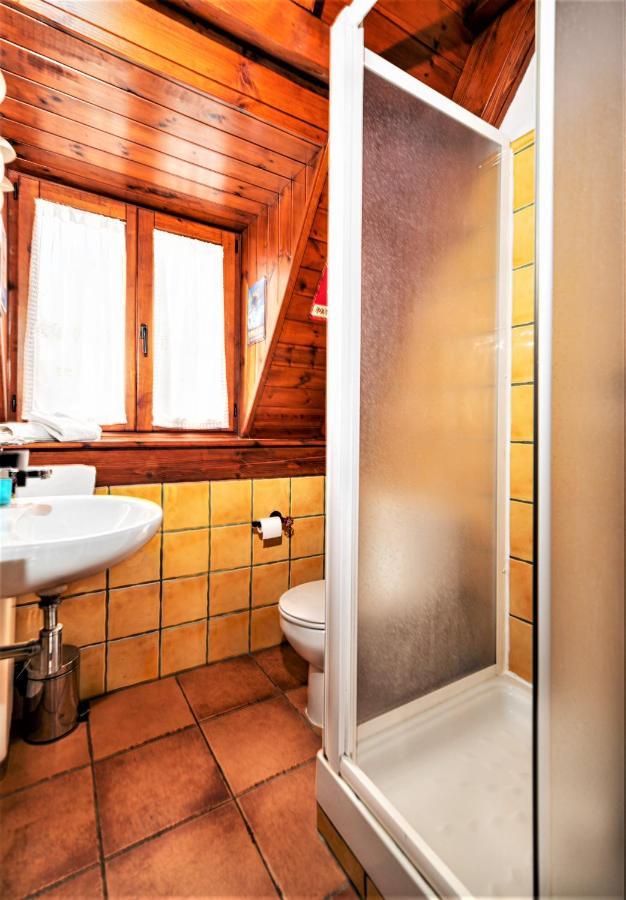Apartamentos Aran Montcorbau Bagian luar foto